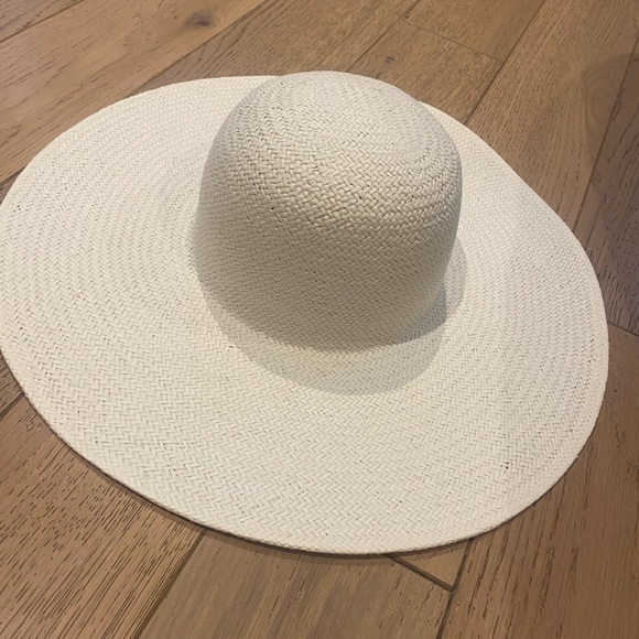 Accessories - Nwt Lilly hat